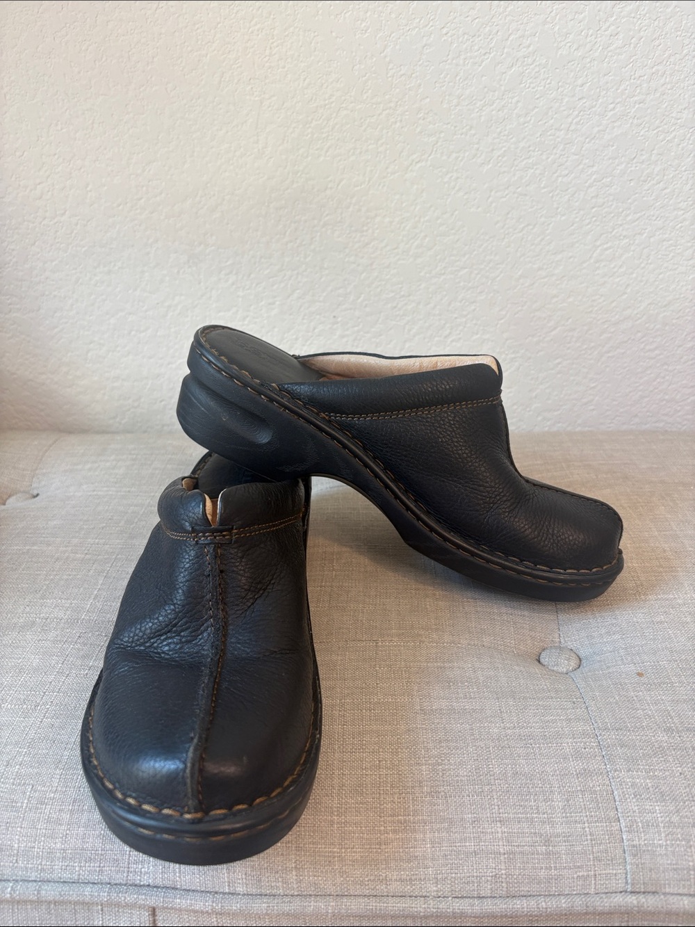 Born Black Leather Women's Clogs - Comfortable Slip-On Mules 10M